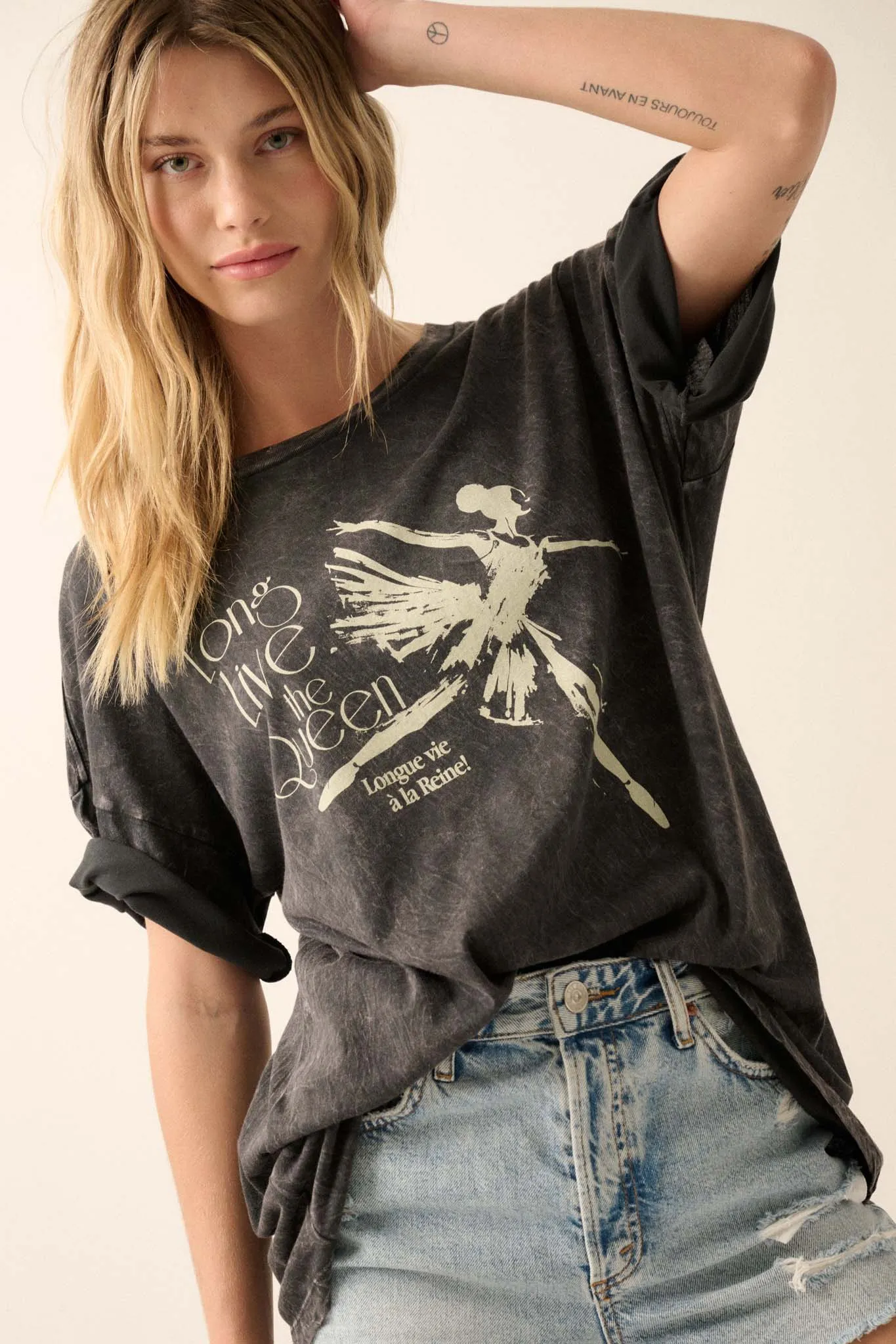 Ballerina Queen Vintage-Wash Oversize Graphic Tee